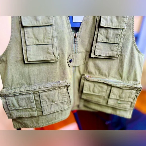 Gorgeous Nike Utility Vest!!!
Loose Fit - Picture 3 of 9